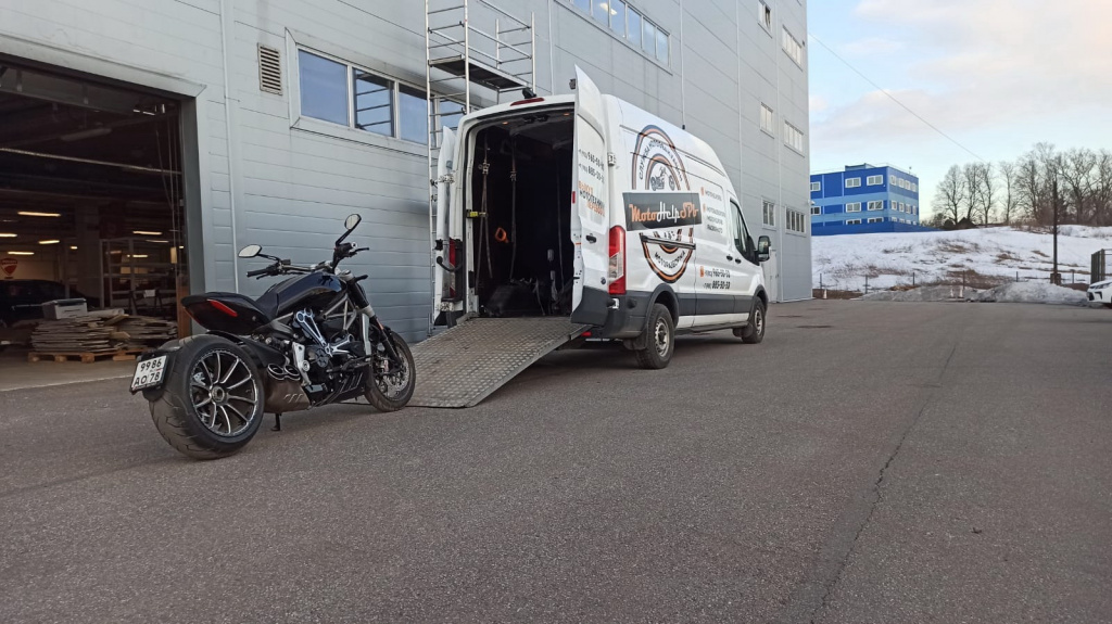 Погрузка мотоцикла в мотоэвакуатор Мотоэвакуатор MotoHelpSPb