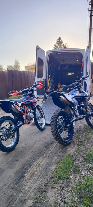 Мотоэвакуатор MotoHelpSPb забирает мотоциклы после гонок для доставки в СПб