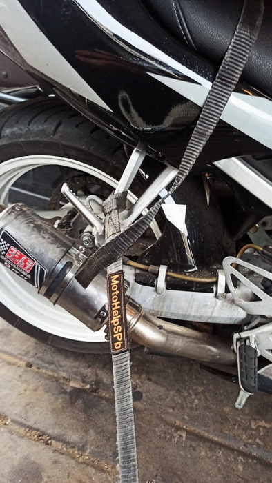 Крепление мотоцикла в мотоэвакуаторе MotoHelpSPb 31 Мотоэвакуатор MotoHelpSPb 31