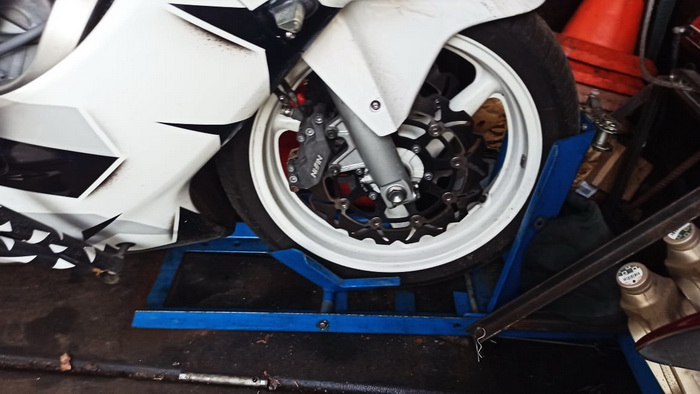 Перевозка мотоцикла на мотоэвакуаторе MotoHelpSPb Мотоэвакуатор MotoHelpSPb 32